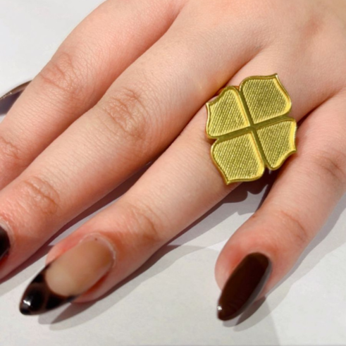 La Diamantes | Golden Petal Crest Silver Ring