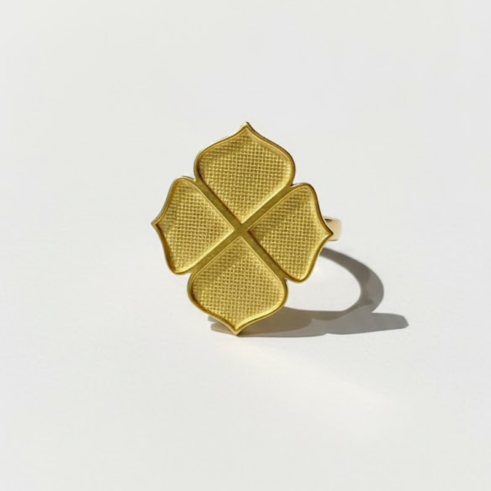 La Diamantes | Golden Petal Crest Silver Ring